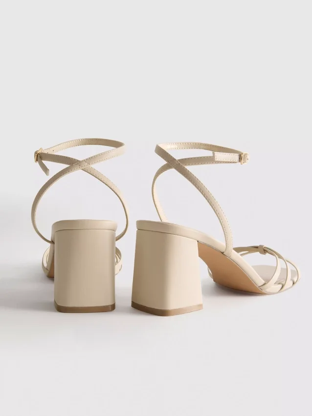 Sandaler med remmar och blockklack