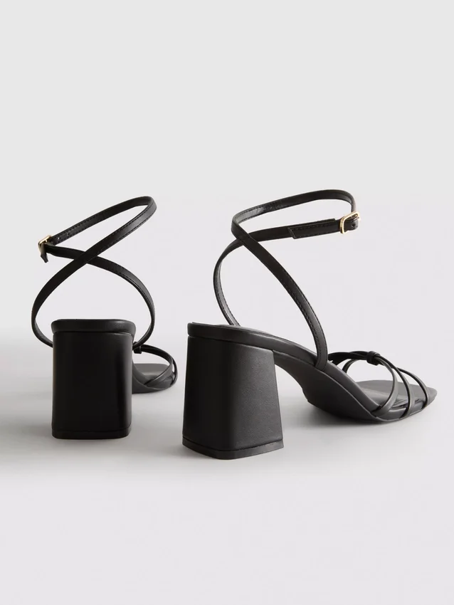 Sandaler med remmar och blockklack