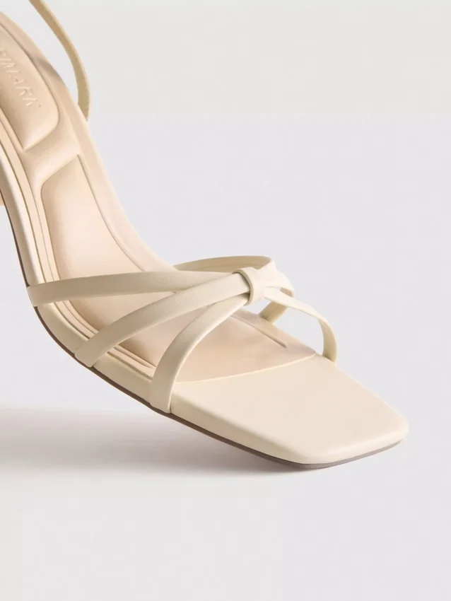 Sandaler med remmar och blockklack
