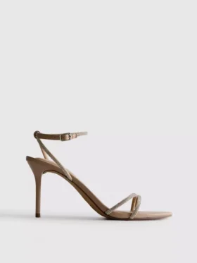 Sandaler med remmar och klackskor