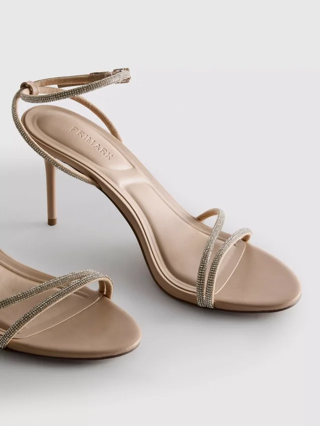 Sandaler med remmar och klackskor