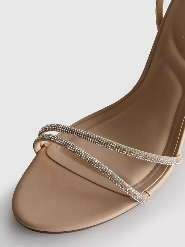 Sandaler med remmar och klackskor