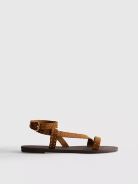 Sandaler med remmar och nitar