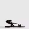 Sandaler med remmar och nitar
