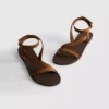 Sandaler med remmar och nitar