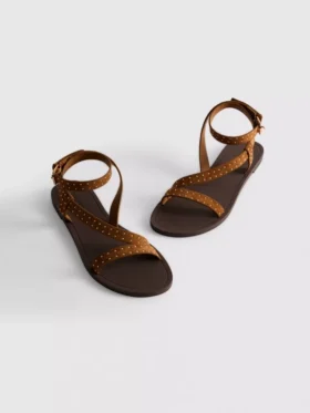 Sandaler med remmar och nitar