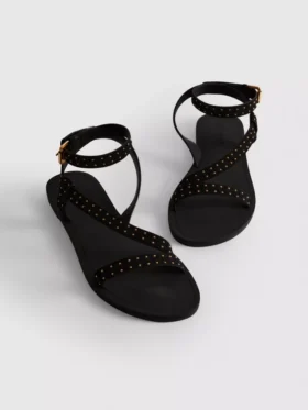 Sandaler med remmar och nitar