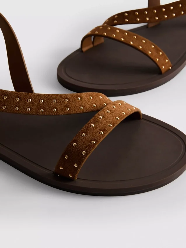 Sandaler med remmar och nitar