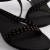 Sandaler med remmar och nitar