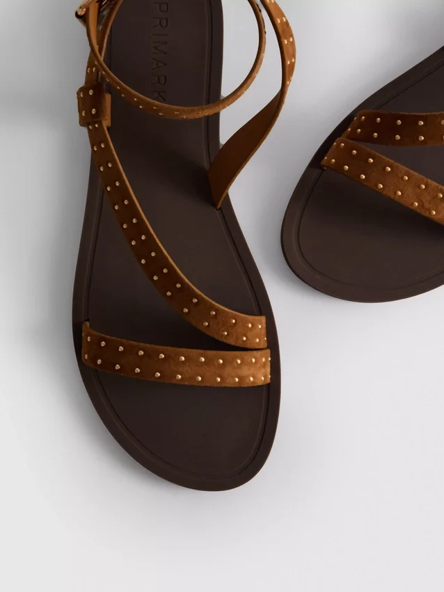 Sandaler med remmar och nitar