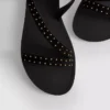 Sandaler med remmar och nitar