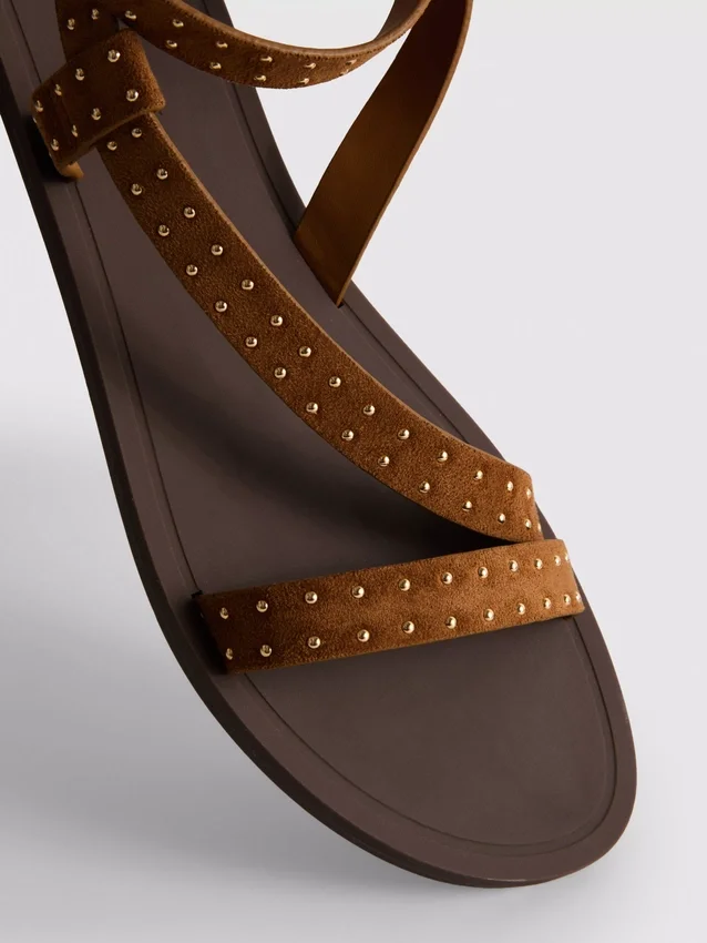 Sandaler med remmar och nitar