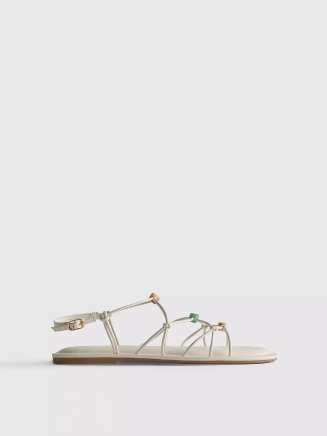 Sandaler med remmar och pärlor