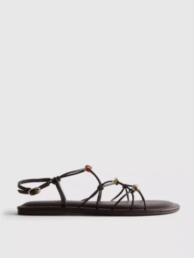 Sandaler med remmar och pärlor