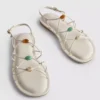 Sandaler med remmar och pärlor