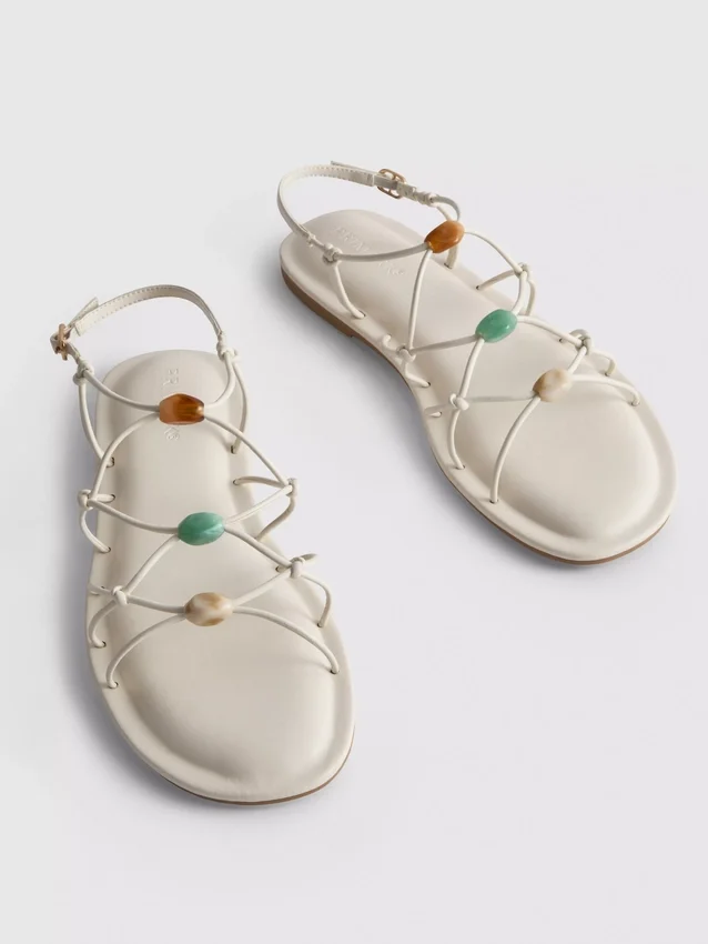Sandaler med remmar och pärlor