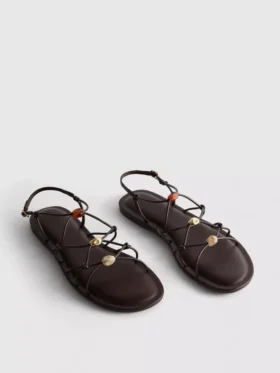 Sandaler med remmar och pärlor