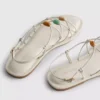 Sandaler med remmar och pärlor