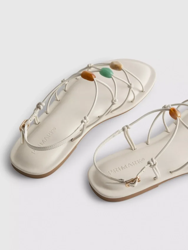 Sandaler med remmar och pärlor