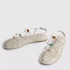 Sandaler med remmar och pärlor