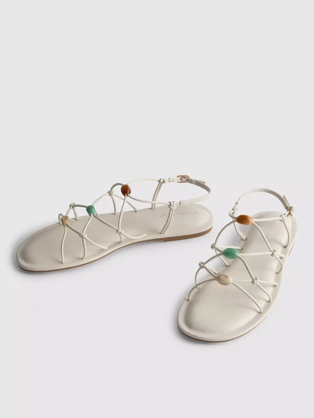 Sandaler med remmar och pärlor