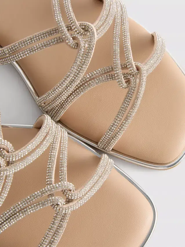 Sandaler med remmar och strass