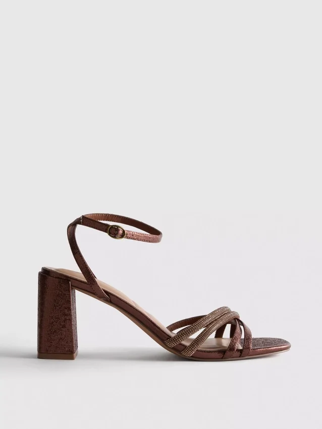 Sandaler med remmar och strass på klacken