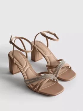 Sandaler med remmar och strass på klacken