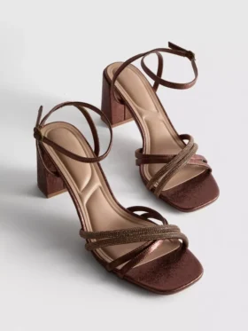 Sandaler med remmar och strass på klacken