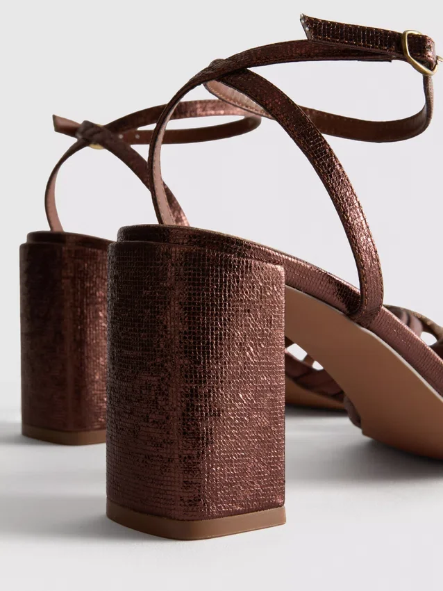 Sandaler med remmar och strass på klacken