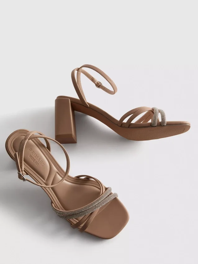 Sandaler med remmar och strass på klacken