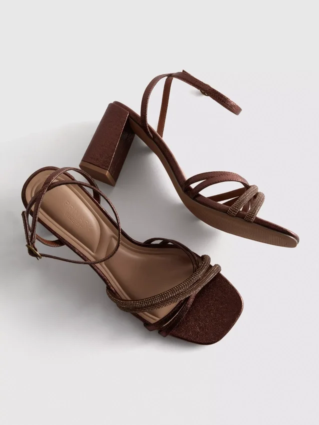 Sandaler med remmar och strass på klacken