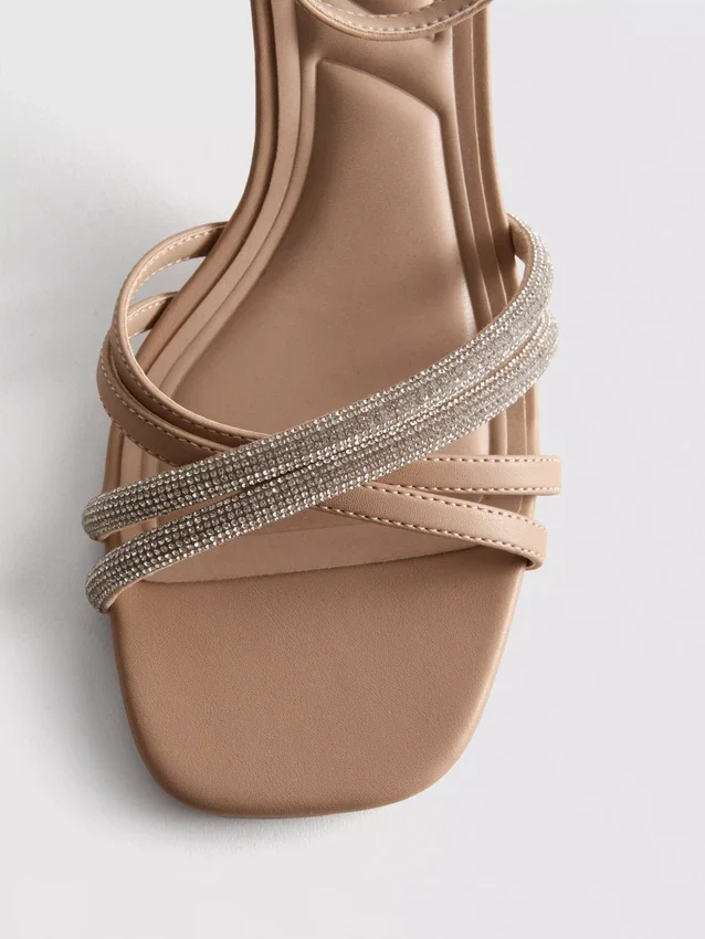 Sandaler med remmar och strass på klacken