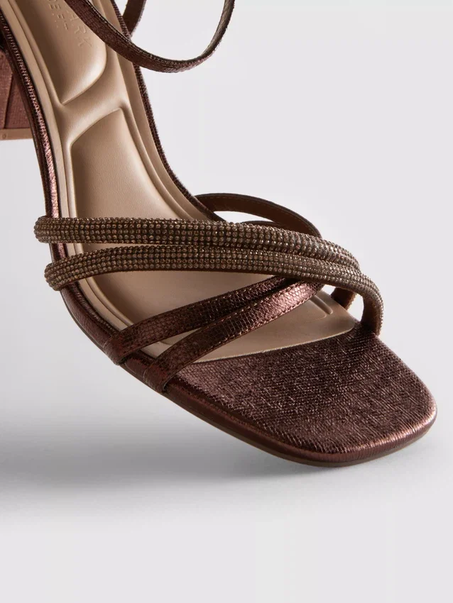 Sandaler med remmar och strass på klacken