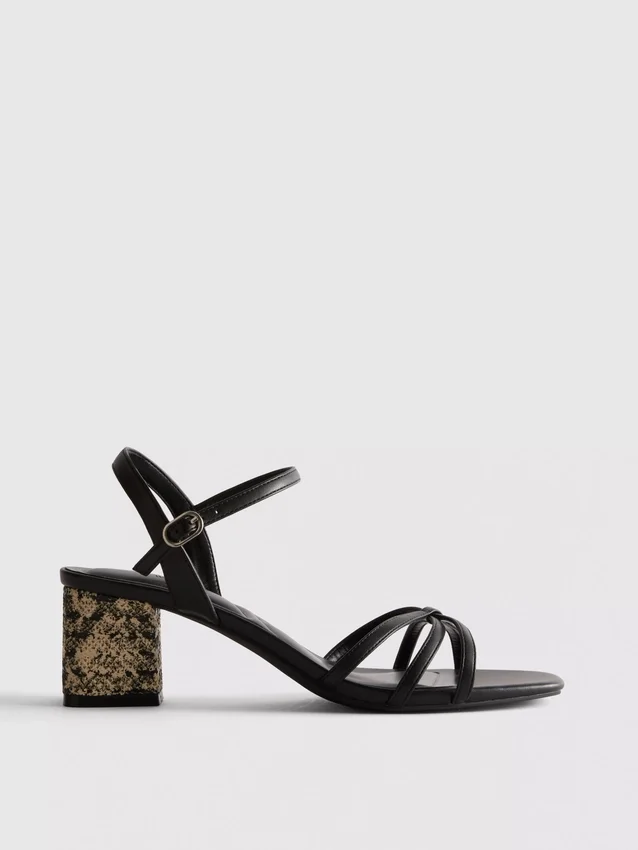 Sandaler med remmar och vävd blockklack