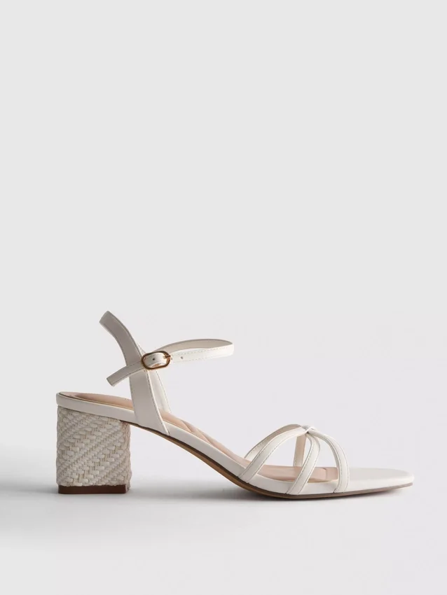 Sandaler med remmar och vävd blockklack