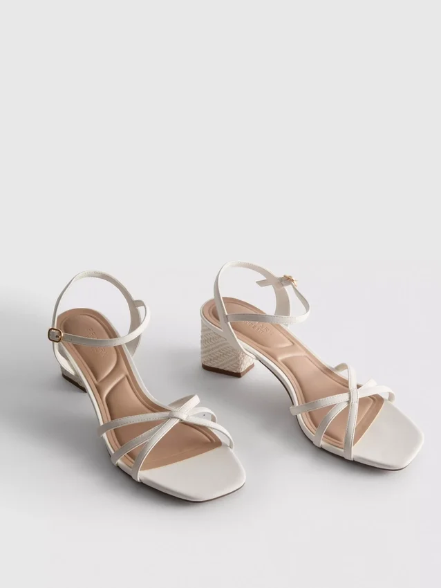 Sandaler med remmar och vävd blockklack