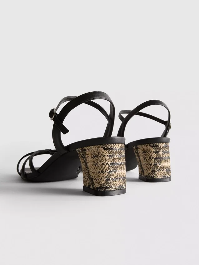 Sandaler med remmar och vävd blockklack