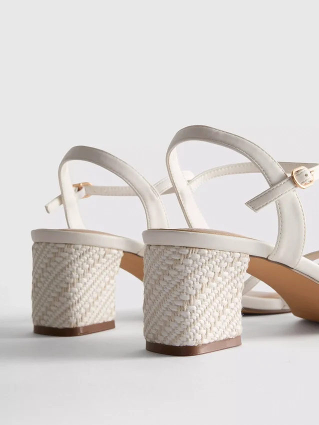 Sandaler med remmar och vävd blockklack