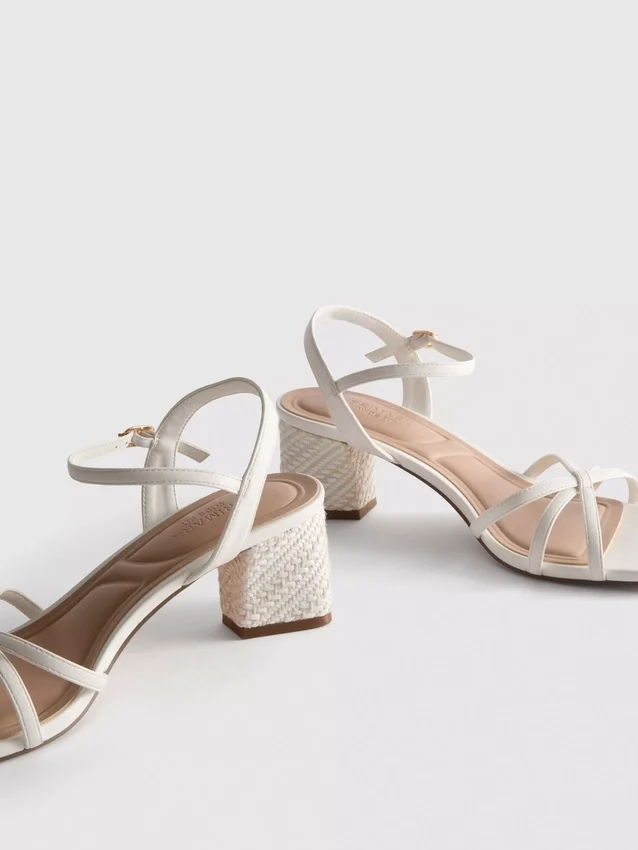Sandaler med remmar och vävd blockklack