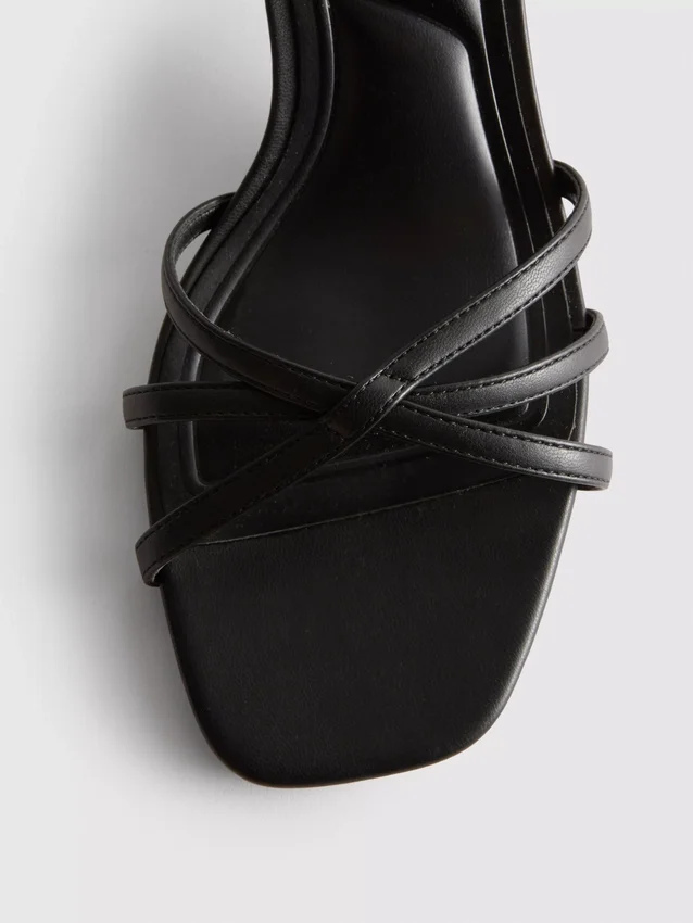 Sandaler med remmar och vävd blockklack