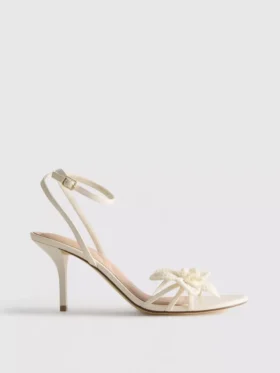 Sandaler med remmar, virkade blommor och klackskor