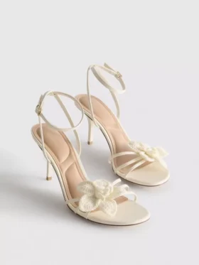 Sandaler med remmar, virkade blommor och klackskor
