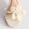 Sandaler med remmar, virkade blommor och klackskor