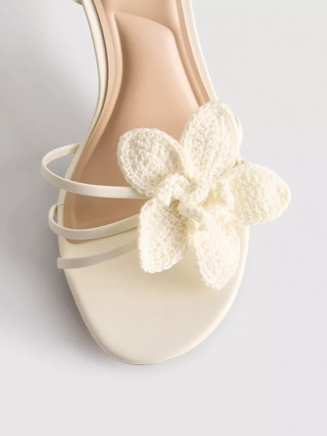 Sandaler med remmar, virkade blommor och klackskor