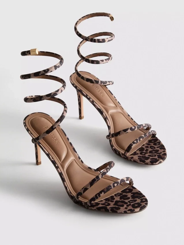 Sandaler med spiralformad klackskor i leopardmönster