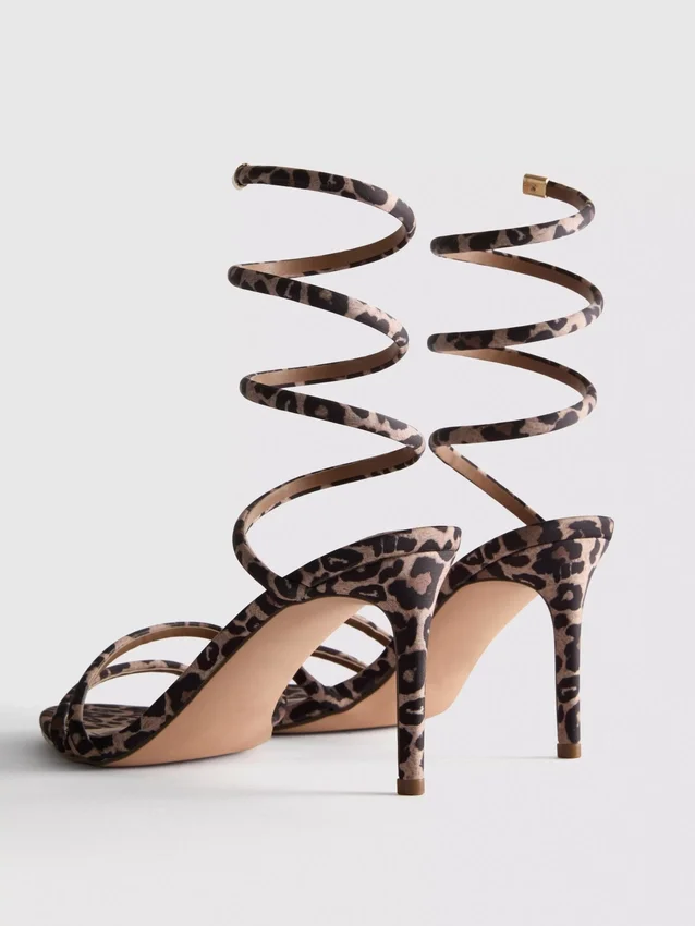 Sandaler med spiralformad klackskor i leopardmönster