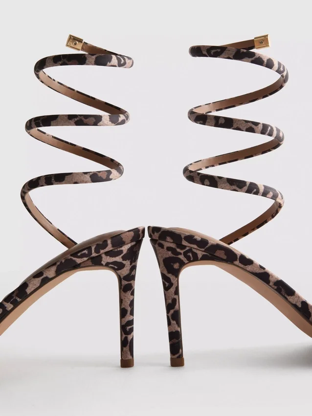 Sandaler med spiralformad klackskor i leopardmönster