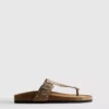 Sandaler med T-rem och nitar