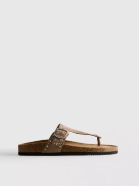 Sandaler med T-rem och nitar